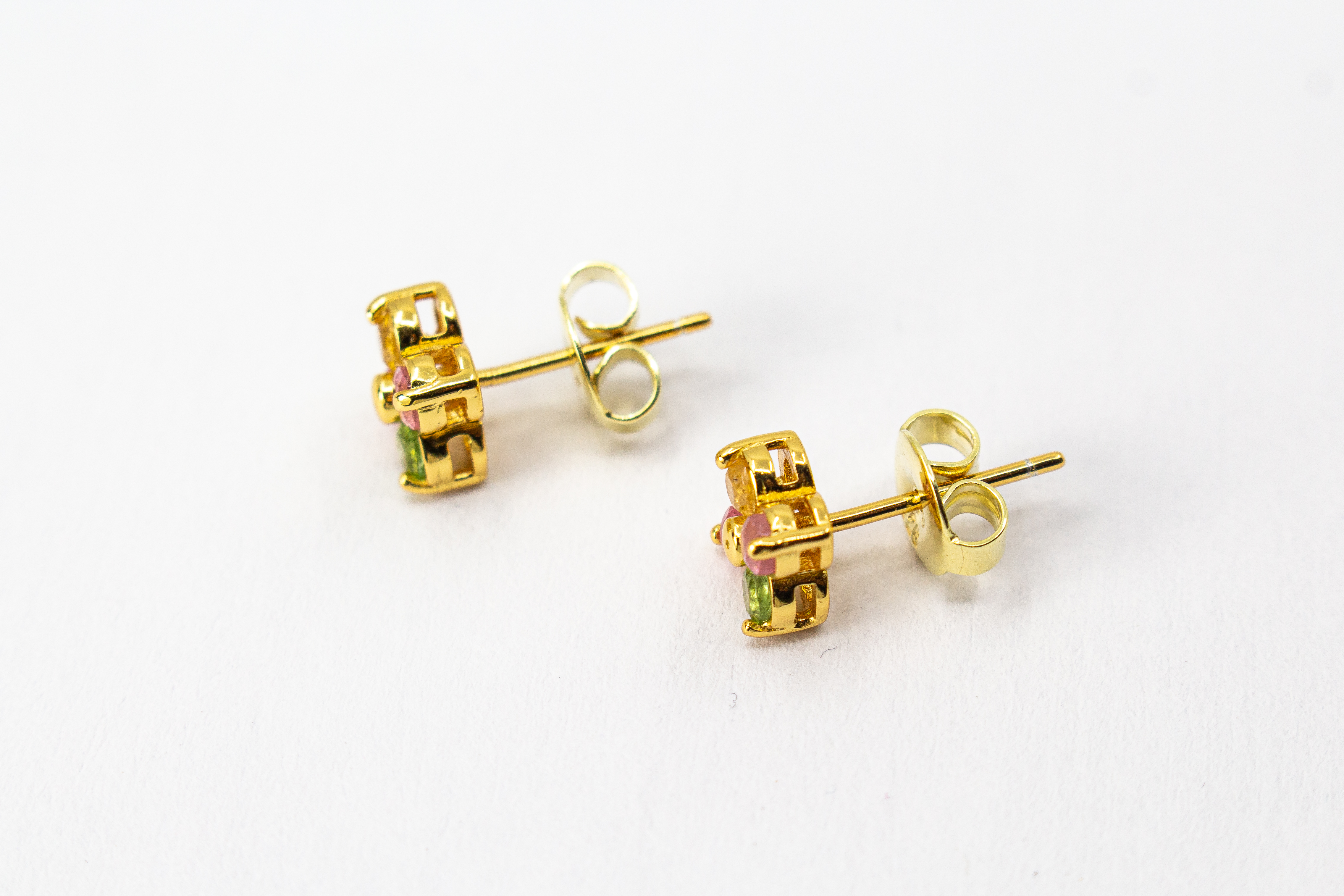 Kleine Ohrstecker aus vergoldetem 925er Sterlingsilber in Blütenform, besetzt mit runden, bunten Turmalinen in Rosa, Grün und Gelb aus der Goldschmiede Regina Kraus.