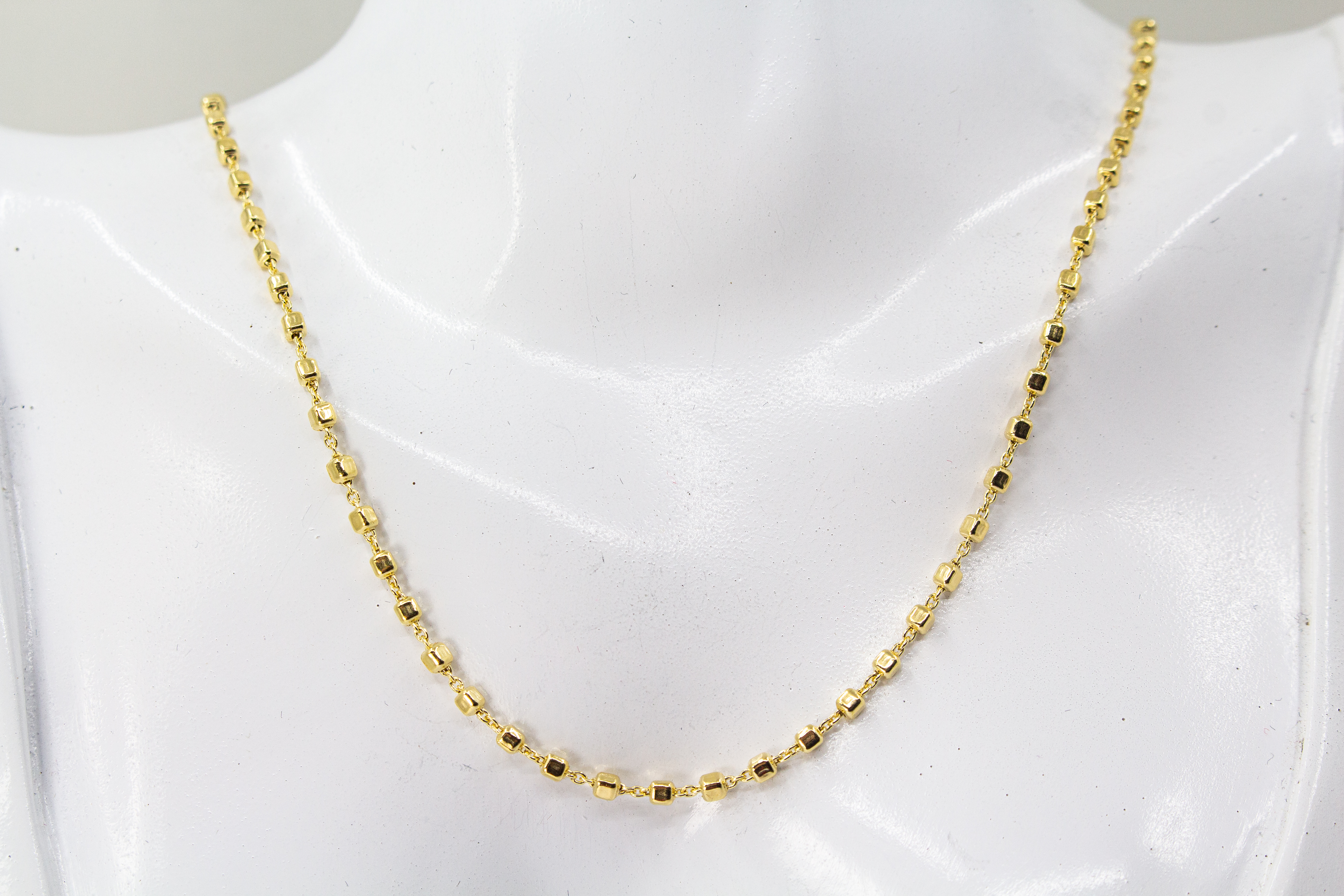 „Moderne Würfel-Halskette von der Goldschmiede Regina Kraus aus 20 Mikron vergoldetem 925er Sterlingsilber, Kategorie Ketten und Colliers.