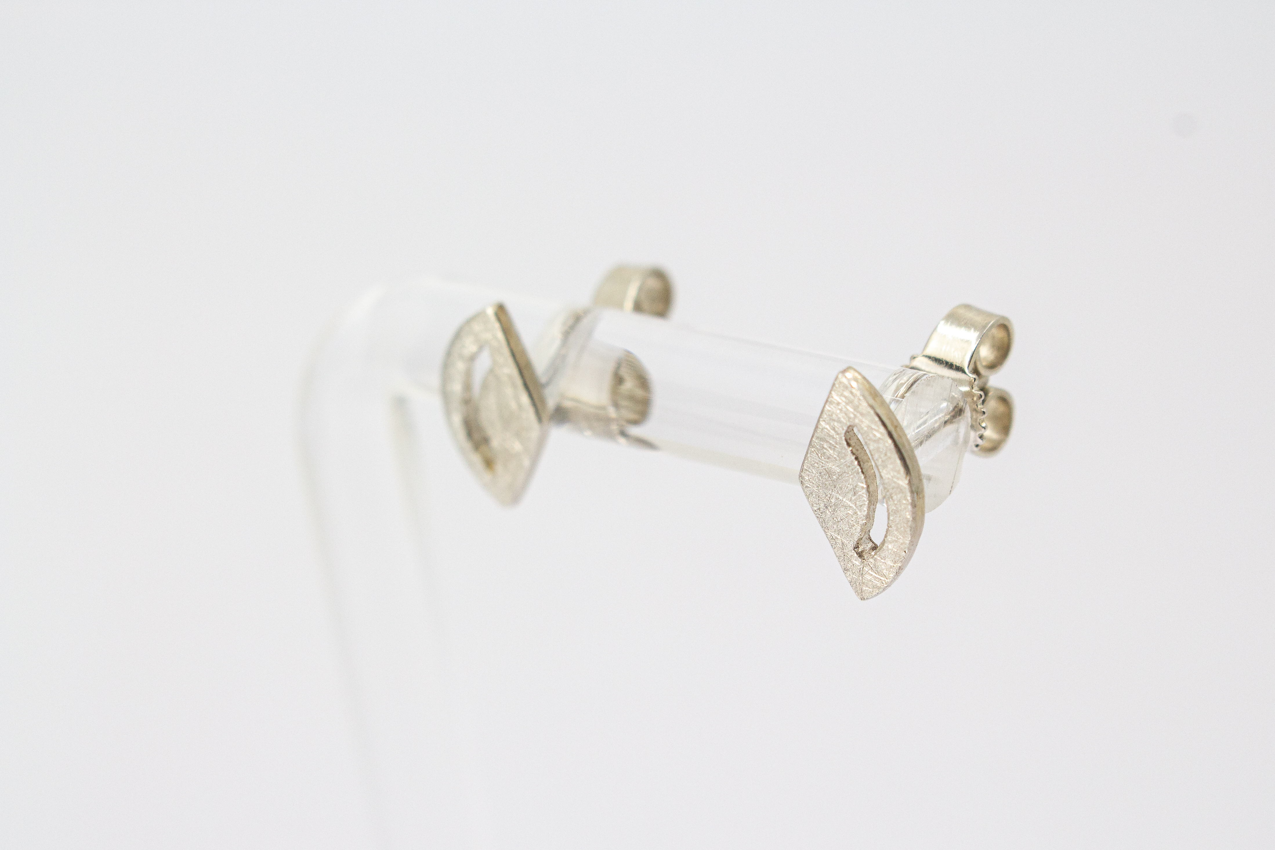 Paar geometrische Ohrstecker aus matt gebürstetem 925 Sterling Silber im modernen Cut-Out-Design