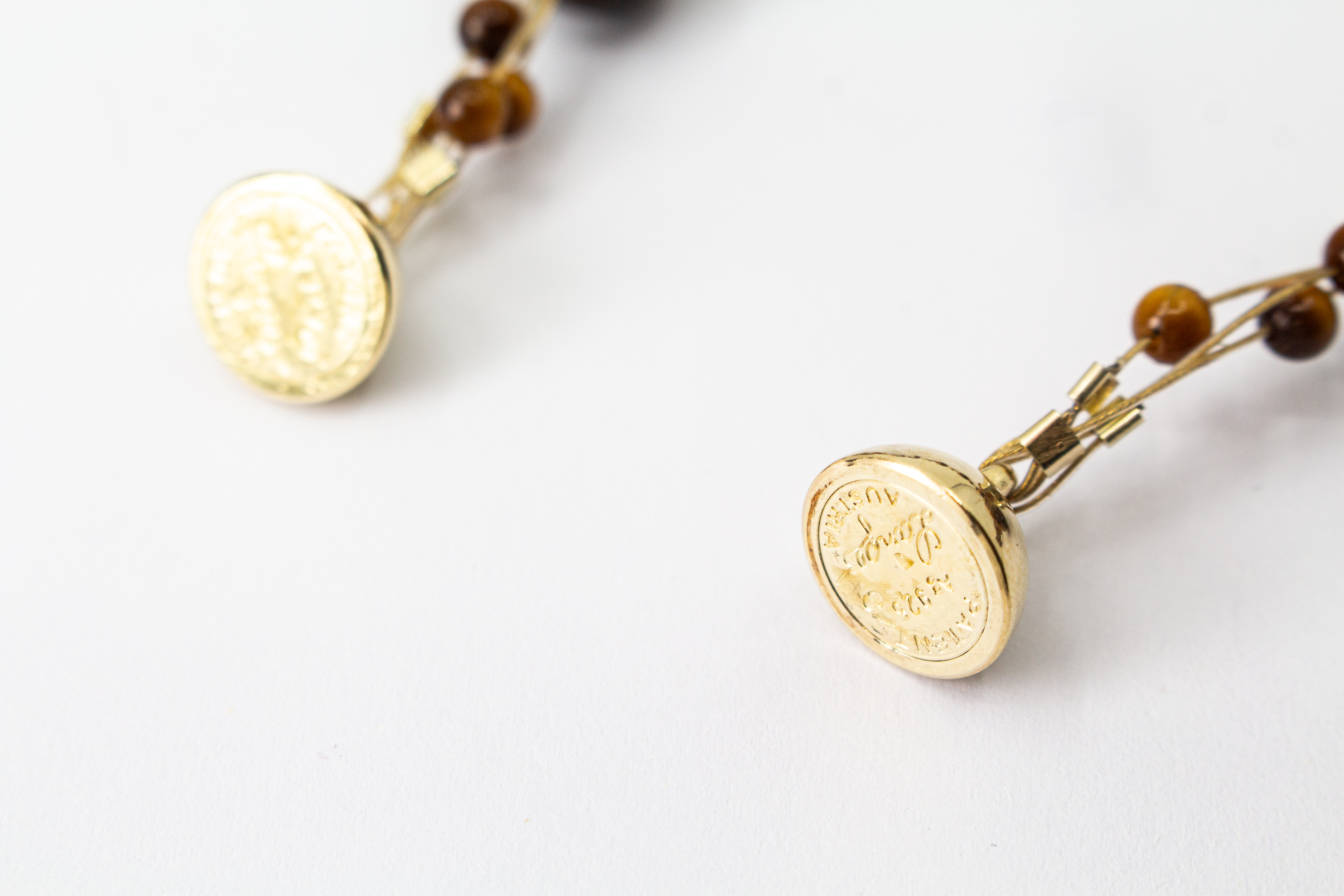 Eine handgefertigte Edelsteinkette der Goldschmiede Regina Kraus aus runden, braungoldenen Tigerauge-Perlen