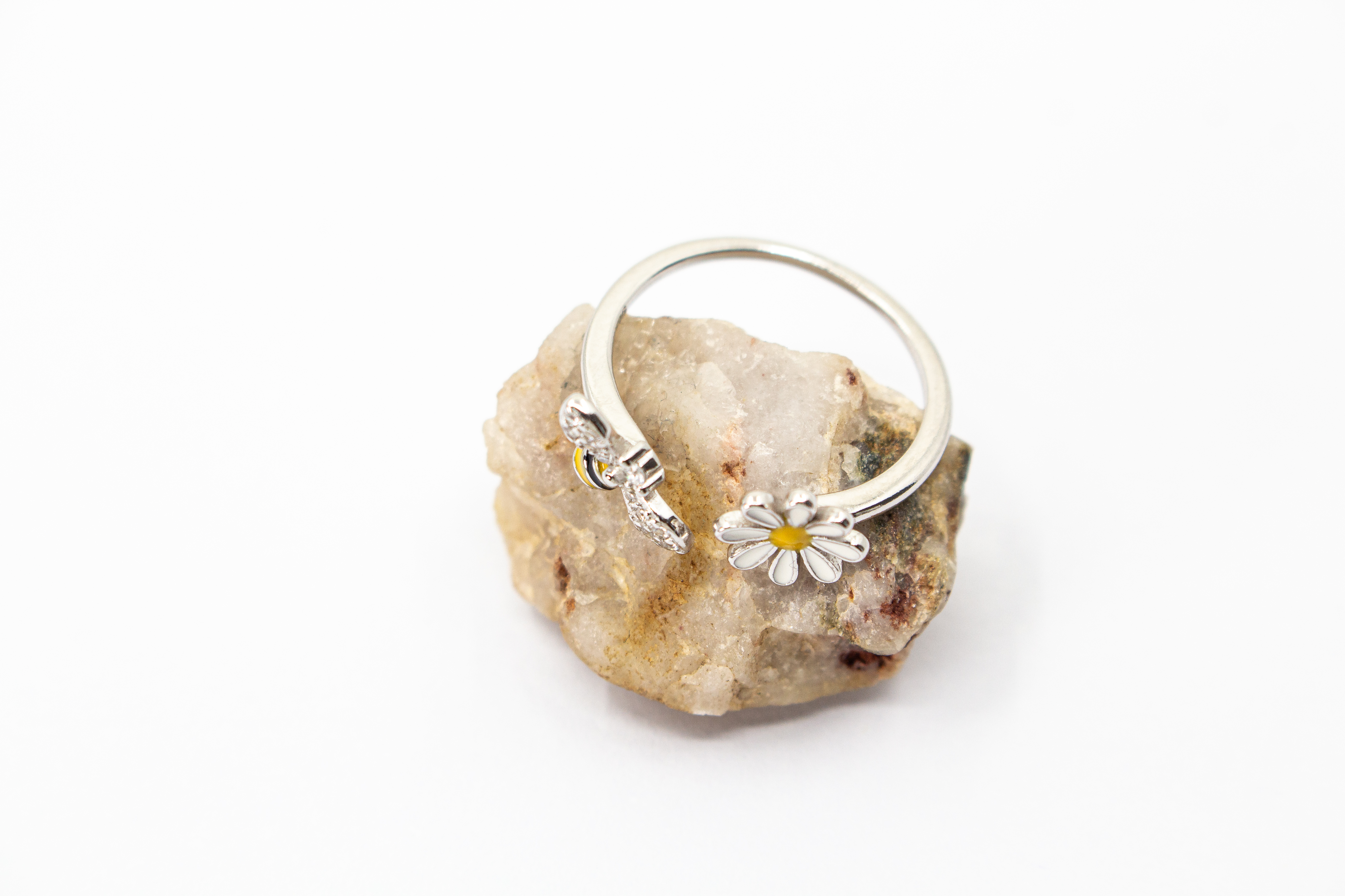 Offener Ring „Blütenbesuch“ aus rhodiniertem 925er Sterlingsilber mit Emaille-Blüte, funkelnder Biene und weißen Zirkonia.