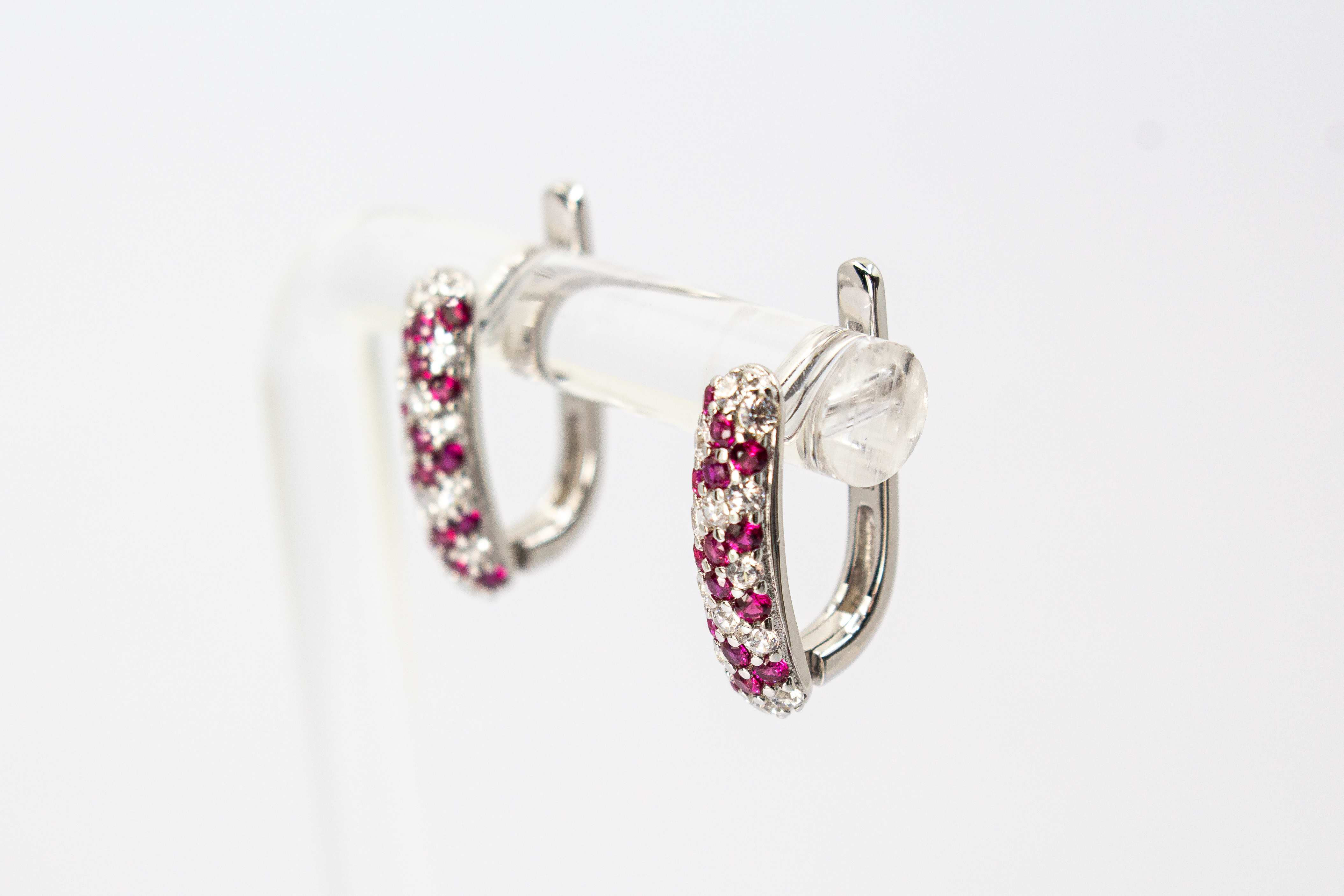 Creolen „Kirschblüte“ aus rhodiniertem 925er Sterlingsilber mit roten und weißen Zirkonia in funkelnder Pavé-Fassung.