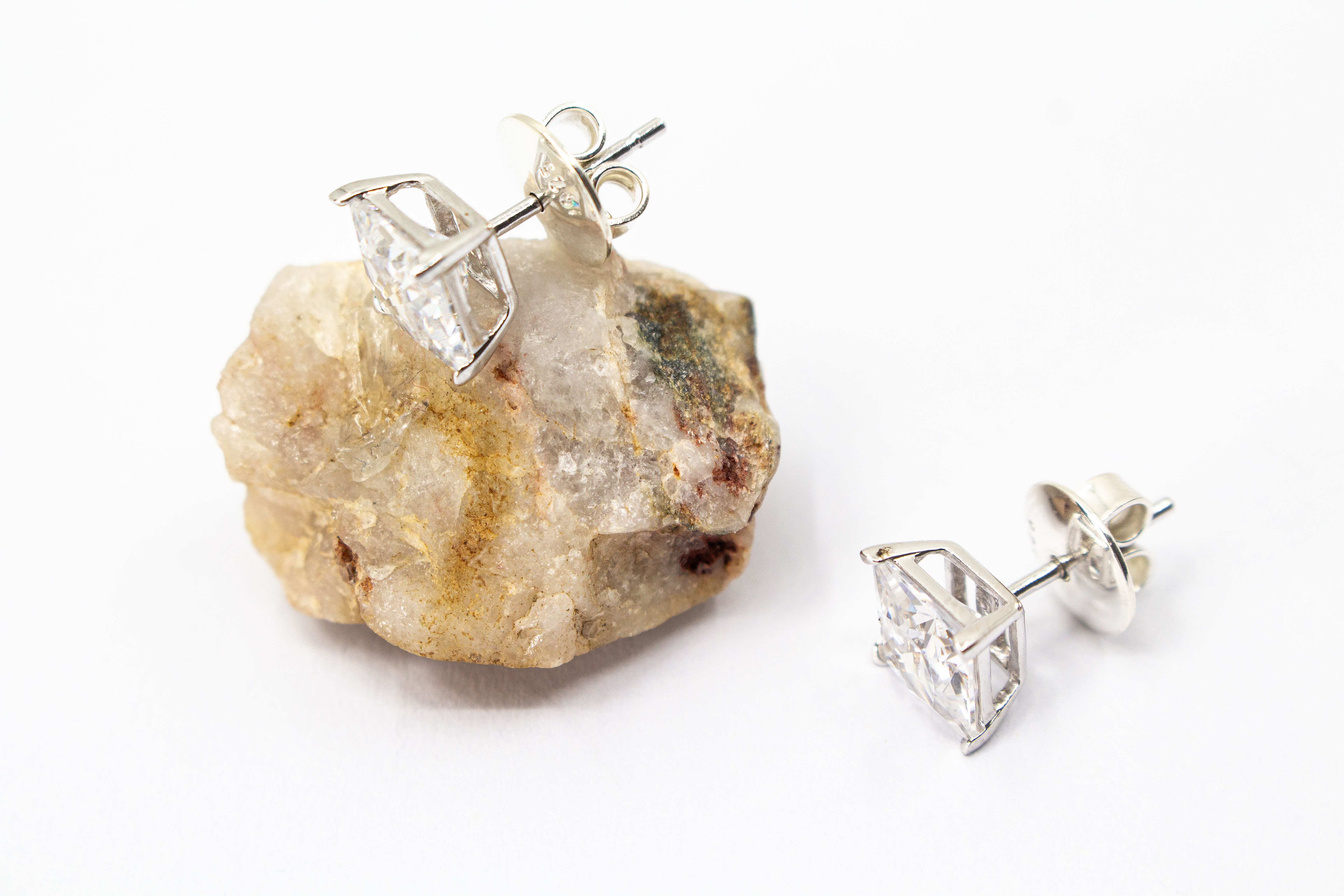 Ein Paar quadratische Zirkonia-Ohrstecker aus 925 Sterlingsilber von der Goldschmiede Regina Kraus