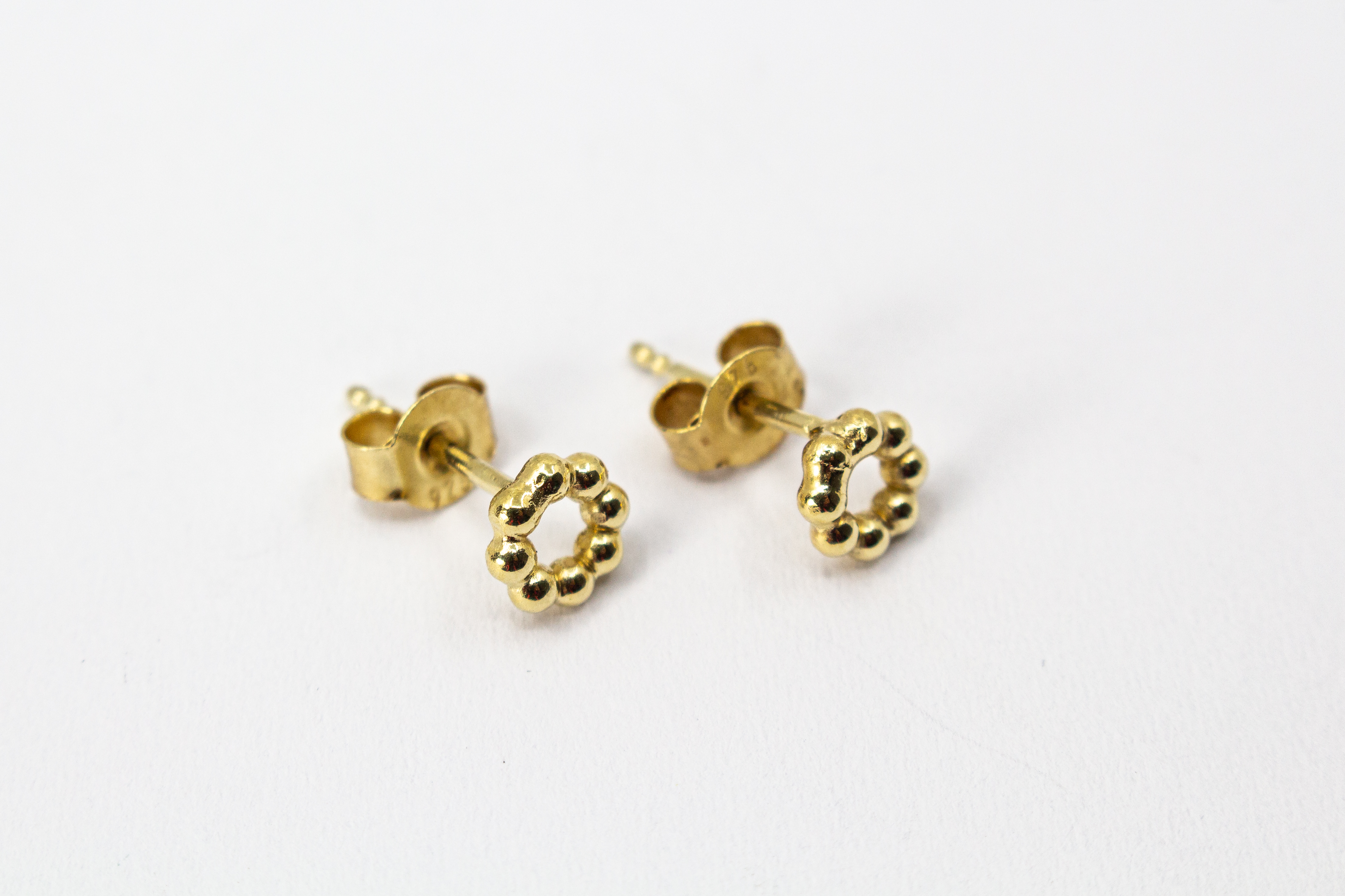 Handgefertigte runde Ohrstecker aus vergoldetem 925 Sterlingsilber im zarten Kügelchen-Design – filigraner Schmuck aus der Goldschmiede Regina Kraus.