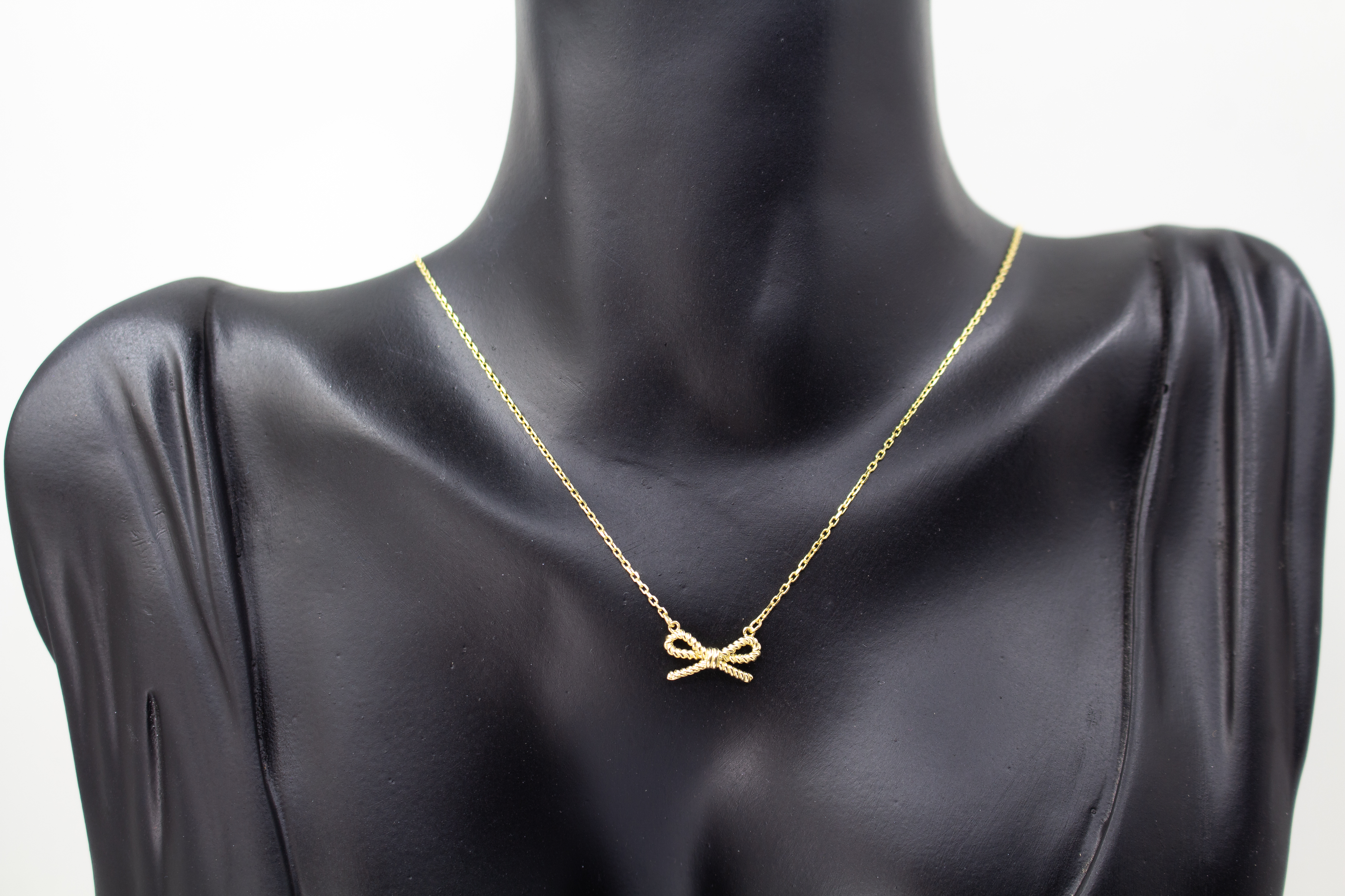 Collier „Schleifenzauber“ aus vergoldetem 925er Sterlingsilber mit filigranem Schleifenanhänger in elegantem, zeitlosem Design.
