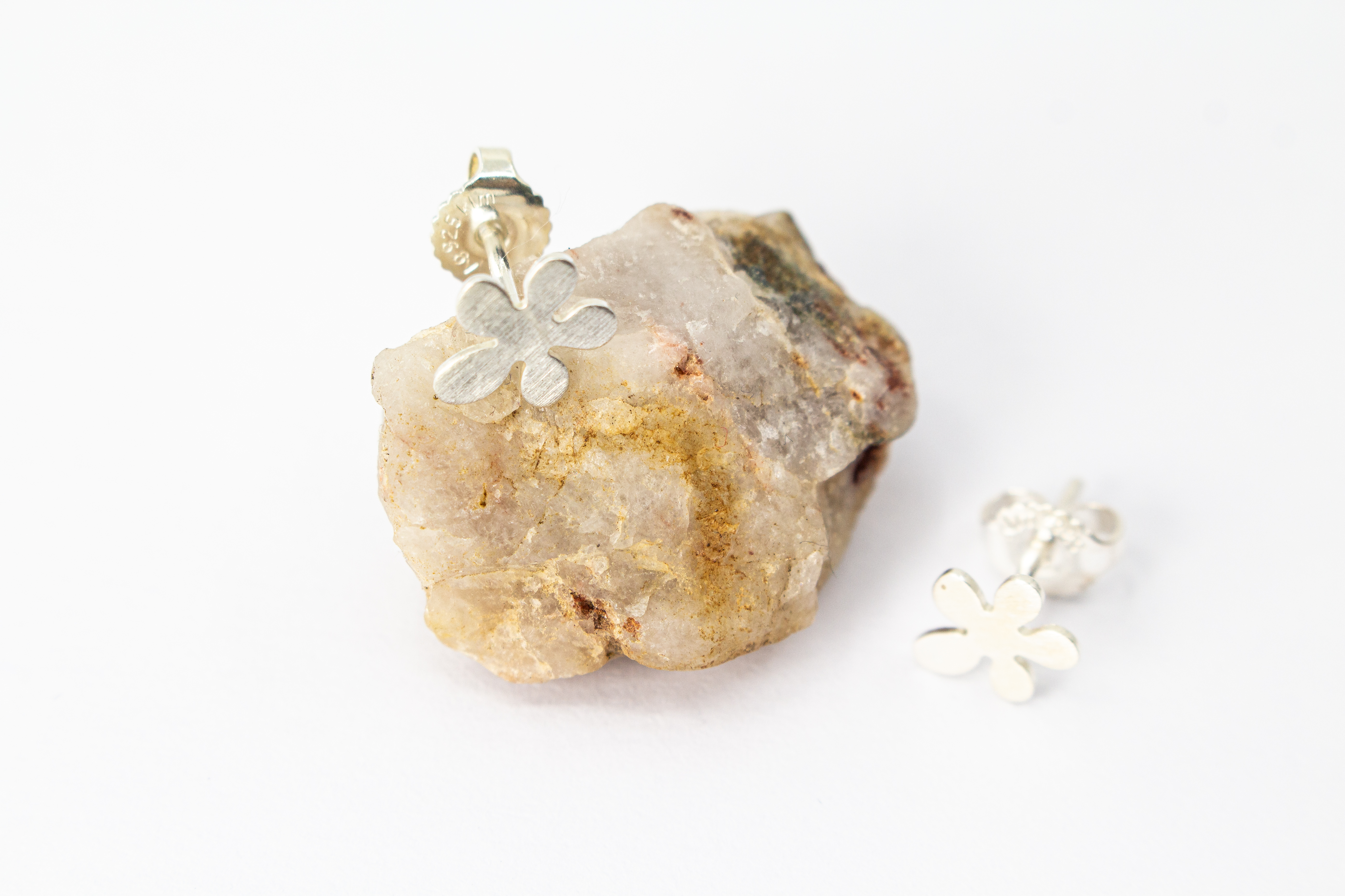 Matte Ohrstecker Catalina aus 925er Sterlingsilber von der Goldschmiede Regina Kraus in Form einer zarten Blume