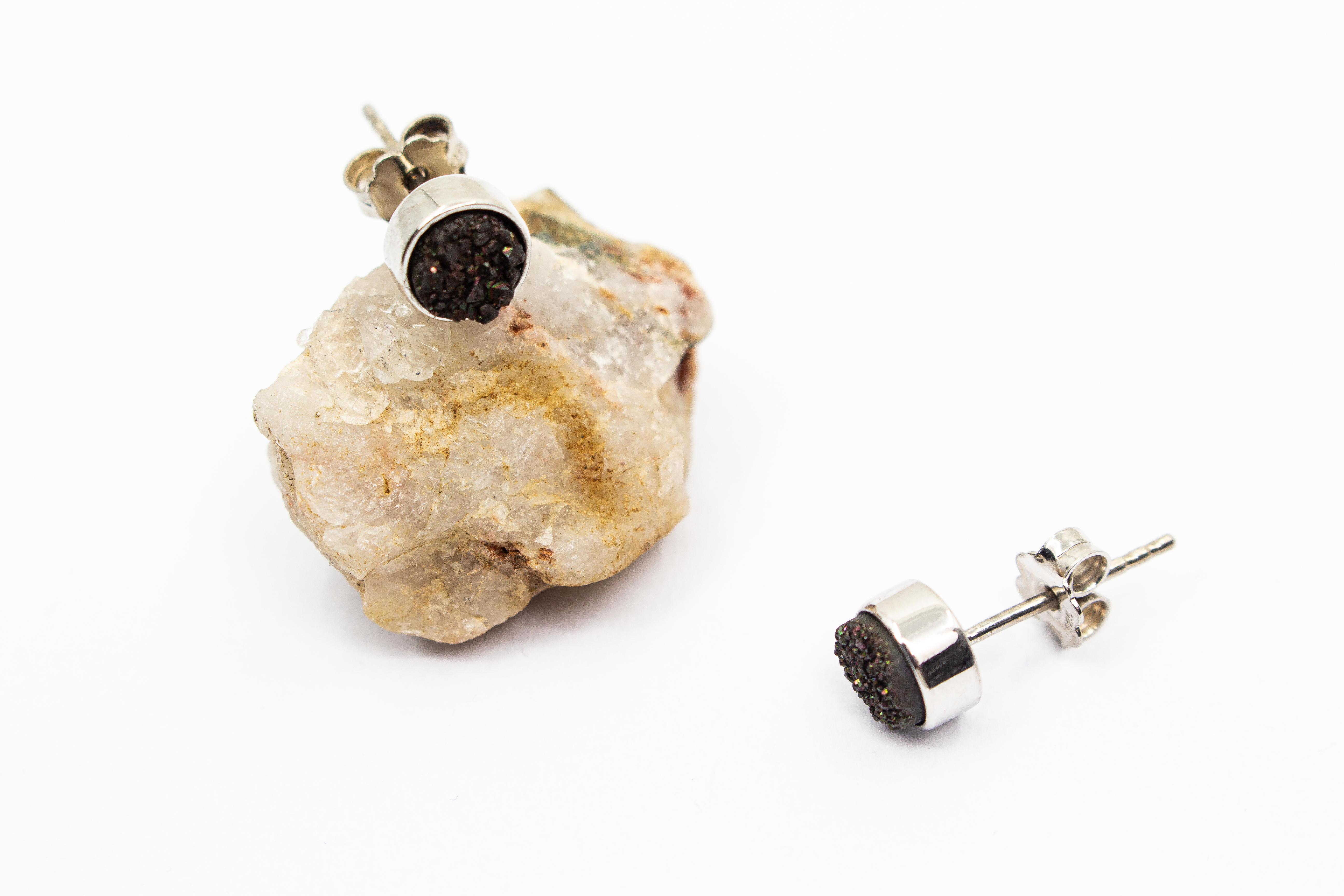 Ohrstecker „Erdenfeuer“ – Dunkle Achatdruse in Silber