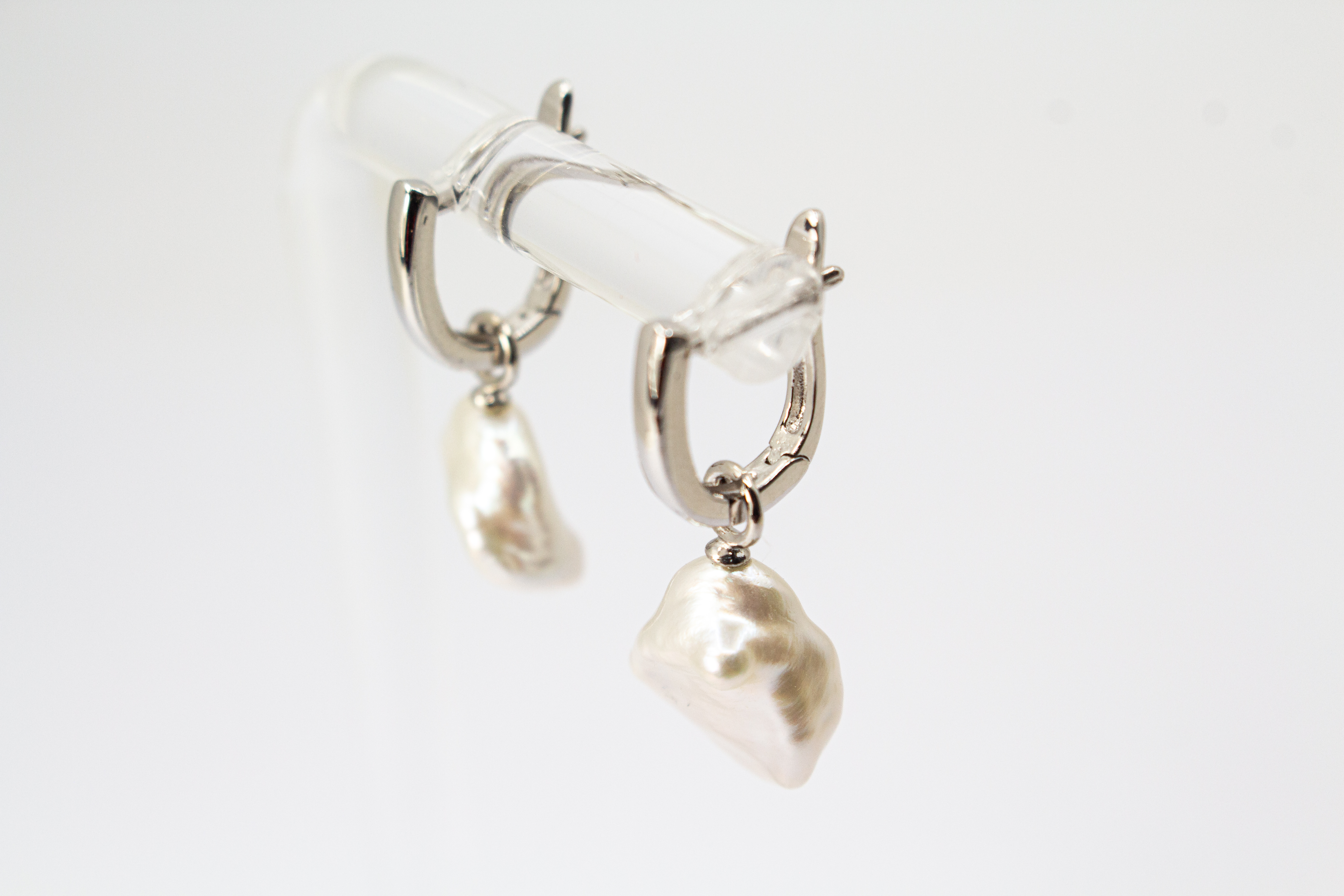 Elegante Wechselcreolen aus rhodiniertem 925er Sterlingsilber mit barocken Keshiperlen-Anhängern