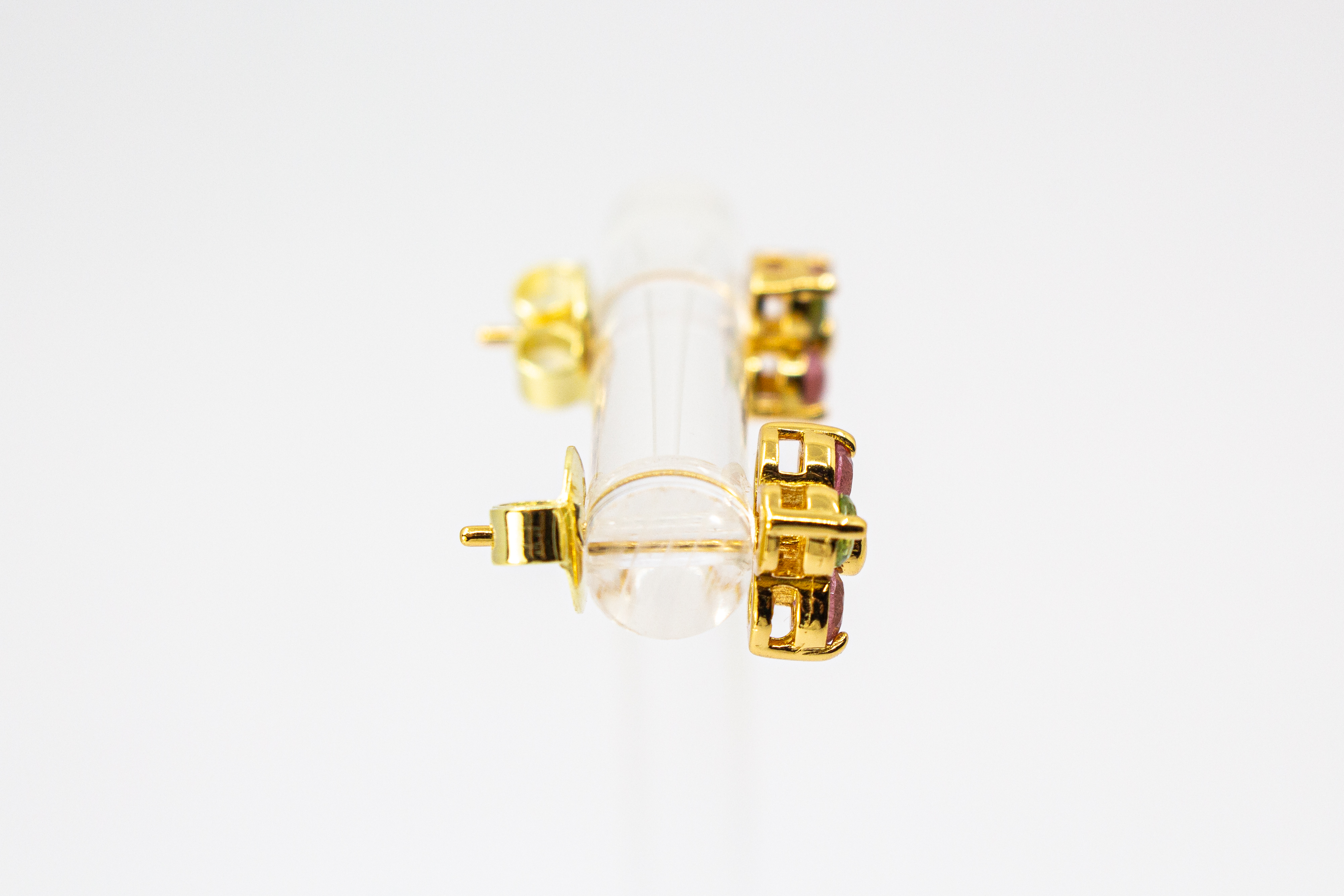 Kleine Ohrstecker aus vergoldetem 925er Sterlingsilber in Blütenform, besetzt mit runden, bunten Turmalinen in Rosa, Grün und Gelb aus der Goldschmiede Regina Kraus.