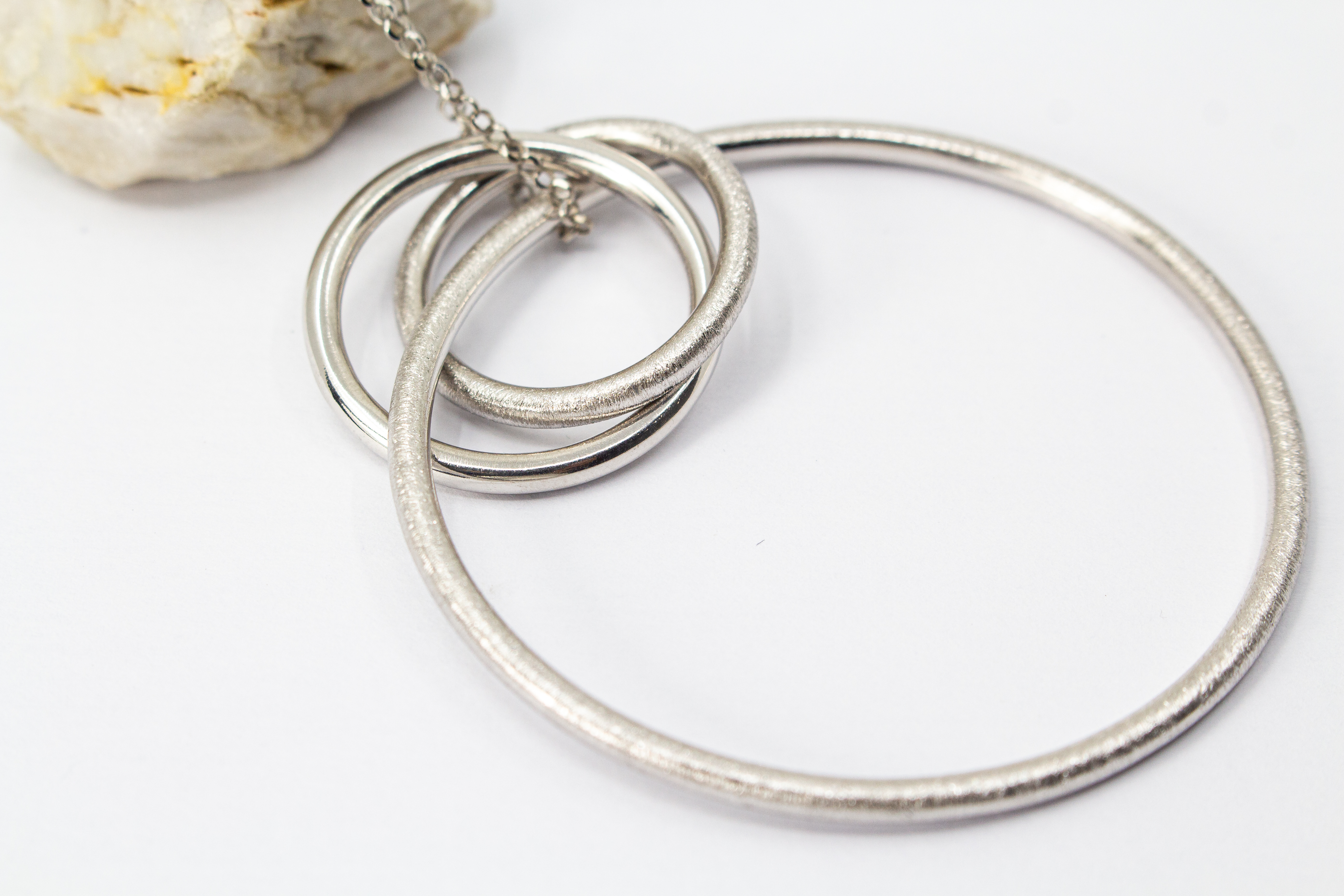 Modernes Collier aus rhodiniertem 925er Sterlingsilber von Diva Gioielli mit einem Anhänger aus mehreren ineinander verschlungenen Ringen in glänzender und eismatter Optik