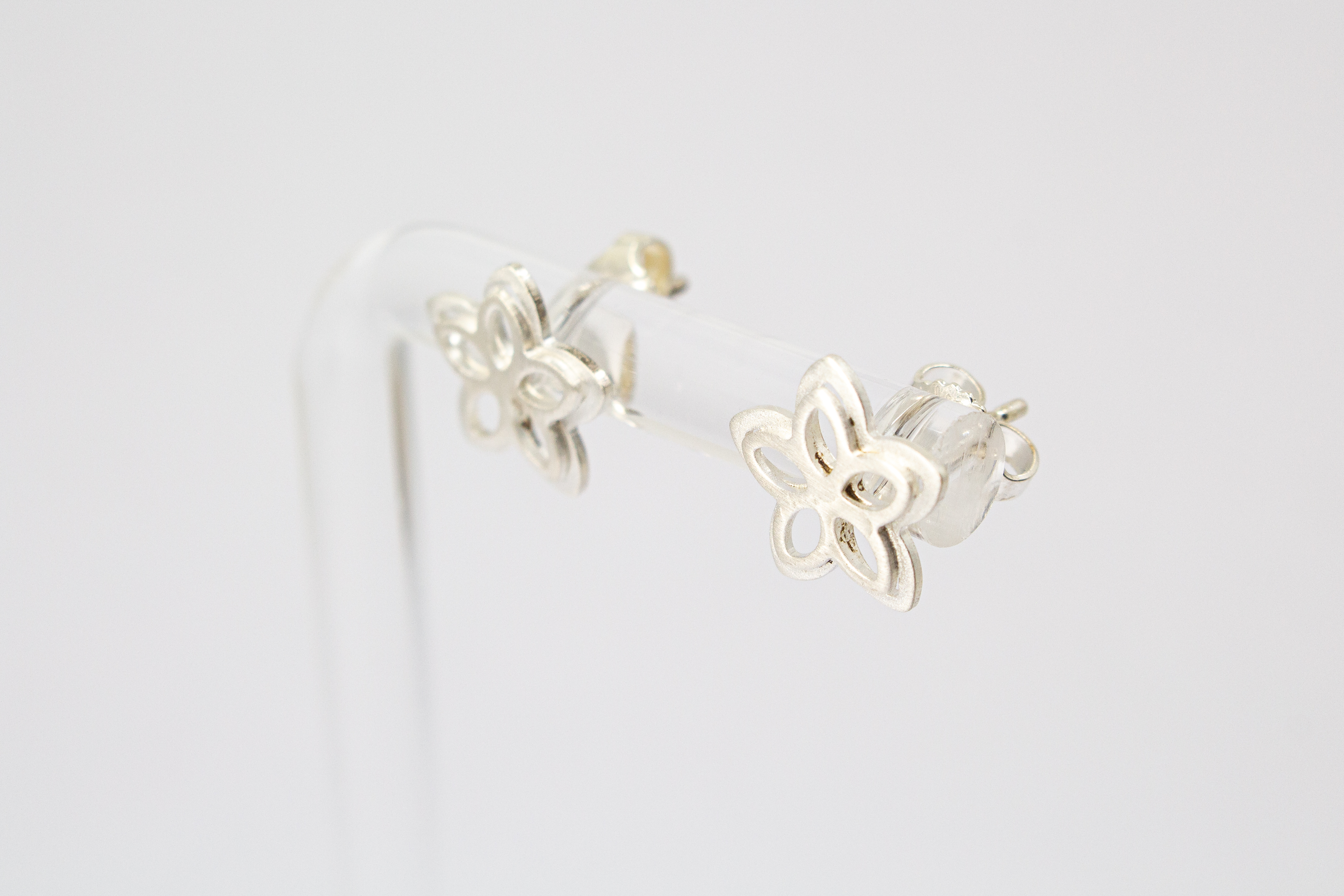 Ohrstecker „Rosalie“: Filigrane Blumen-Ohrringe aus mattem 925er Silber