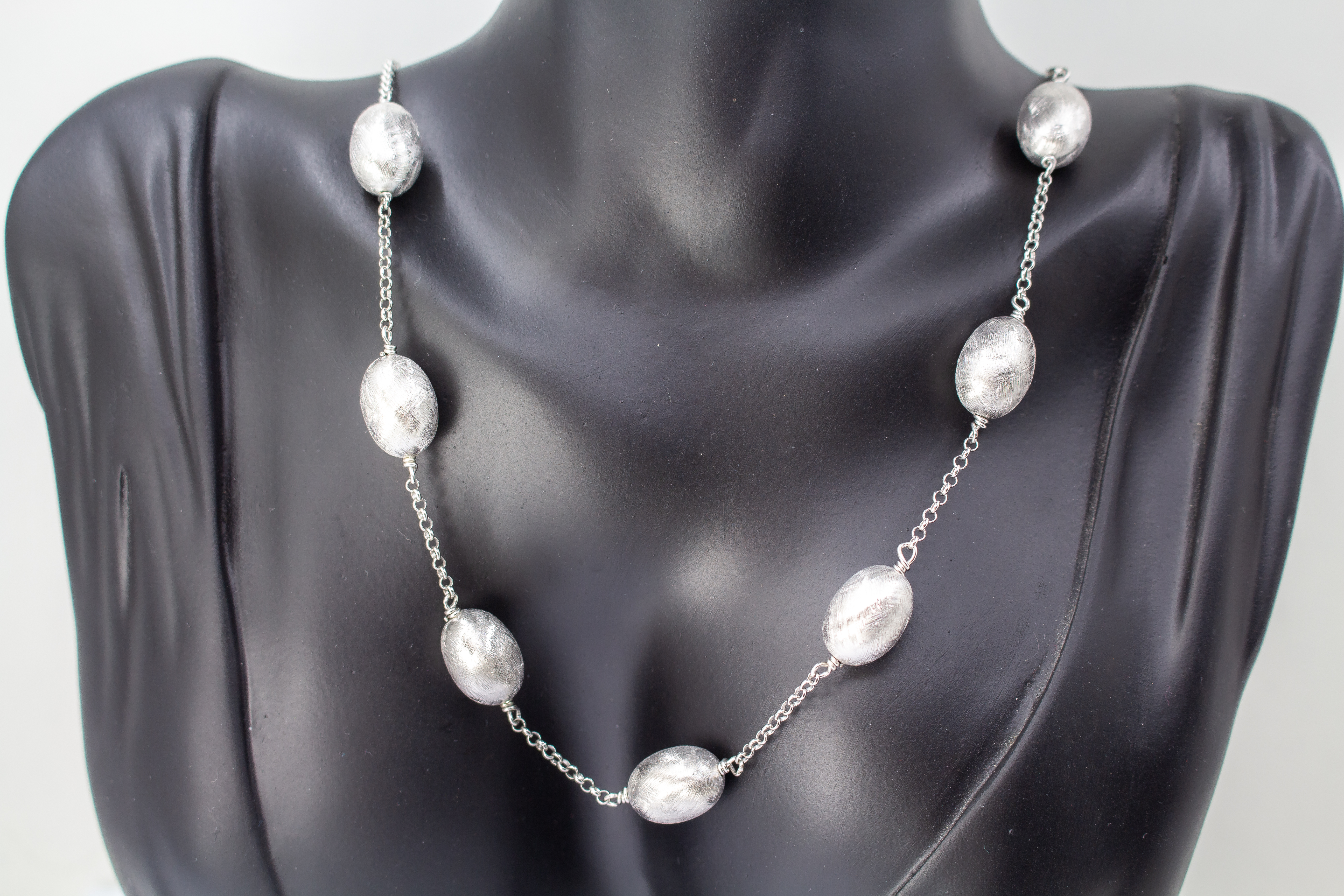 Eismattes Collier aus rhodiniertem 925er Sterlingsilber von Diva Gioielli mit ovalen, strukturierten Schmuckelementen an einer feinen Silberkette
