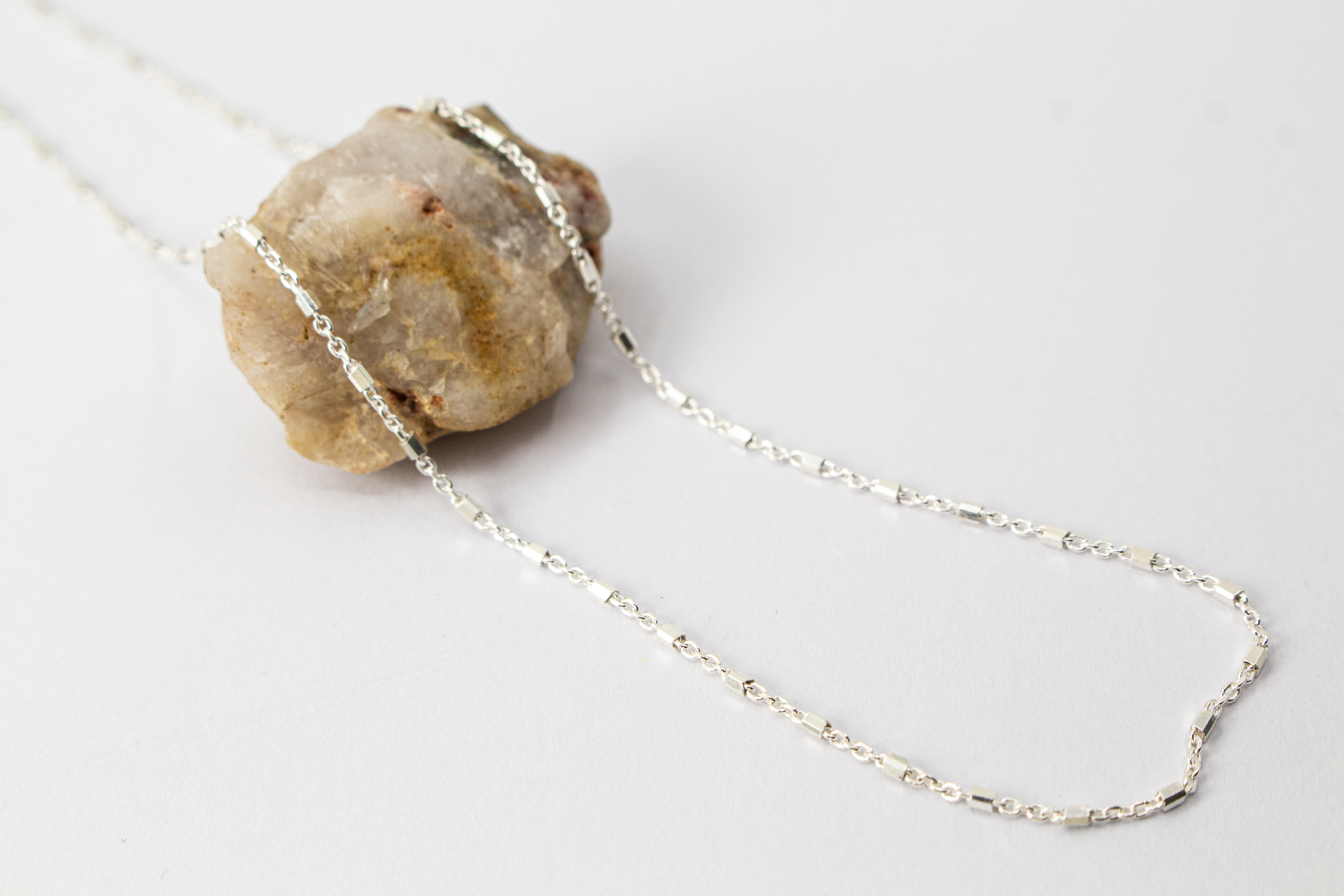 Filigrane Damen-Halskette aus glänzendem 925 Sterling Silber mit kleinen, minimalistischen Stäbchen- und Röhrchen-Elementen