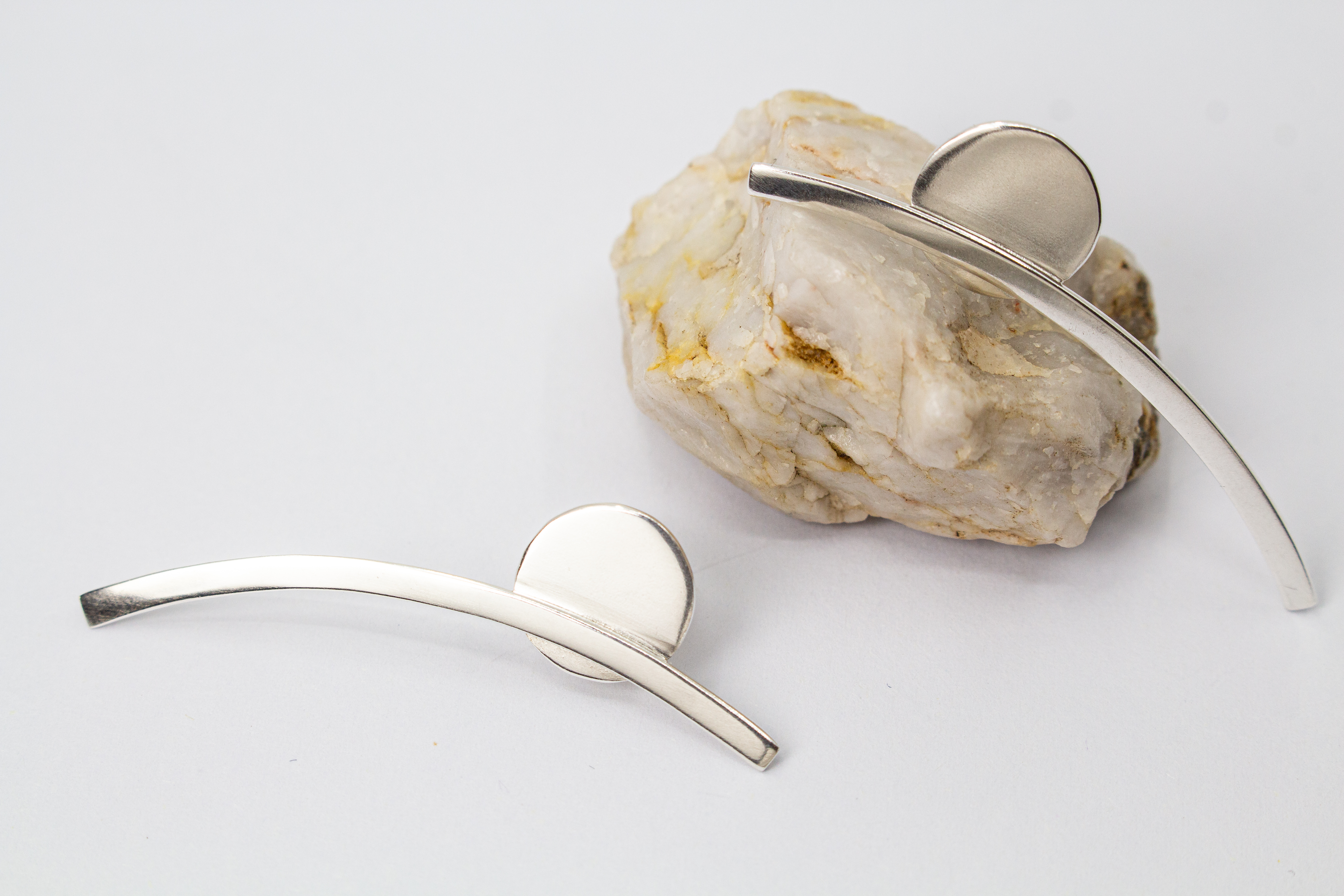 moderne, geometrische Ear Climber Ohrstecker aus glänzendem 925 Sterling Silber mit einer flachen Kreisscheibe und einem geschwungenen Silberstab aus dem Online-Shop der Goldschmiede Regina Kraus.