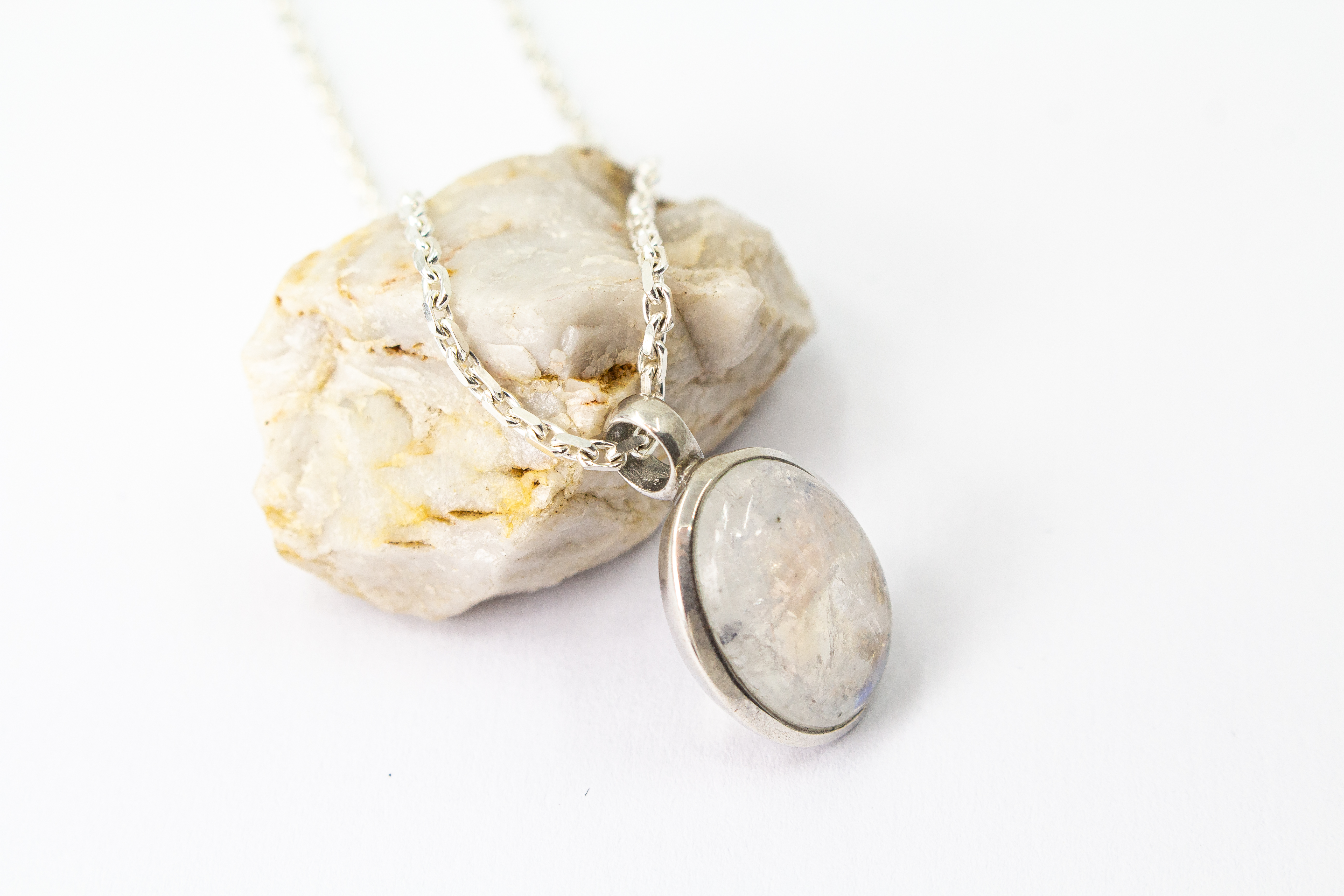Silberkette „Aura“ – Mit blau schimmerndem Mondstein-Cabochon