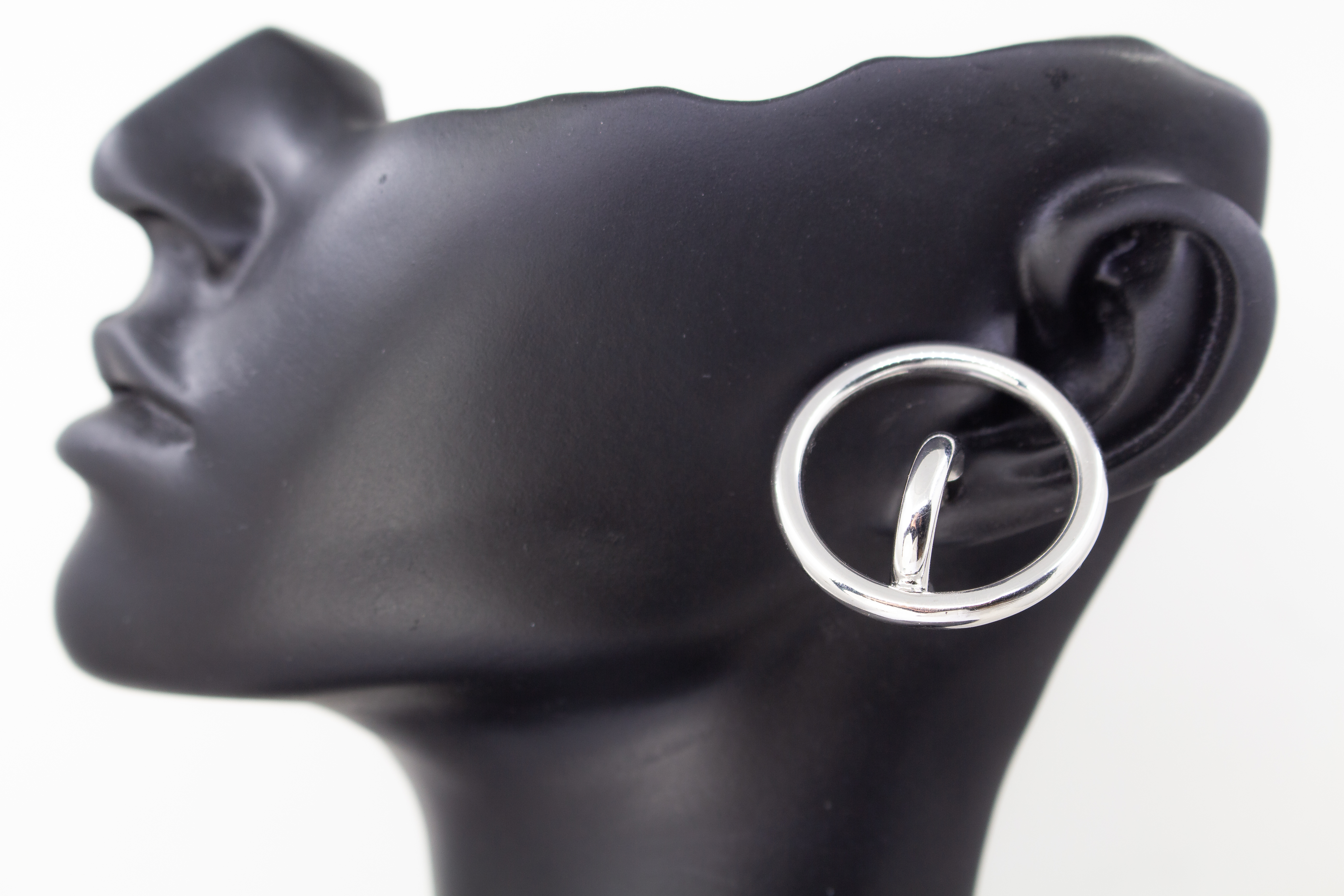 Italienische Design-Ohrstecker Orbita von Diva Gioielli aus hochglanzpoliertem, rhodiniertem 925 Sterling Silber im Doppelkreis-Look, erhältlich bei der Goldschmiede Regina Kraus.